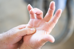От защемлений до поражения мозга: Названы заболевания, о которых говорит онемение пальцев
