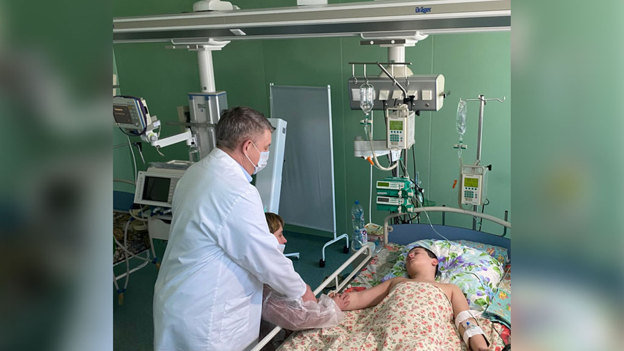 Губернатор Брянской области Александр Богомаз навестил Федю в больнице. Обложка © Telegram / AV БогомаZ 