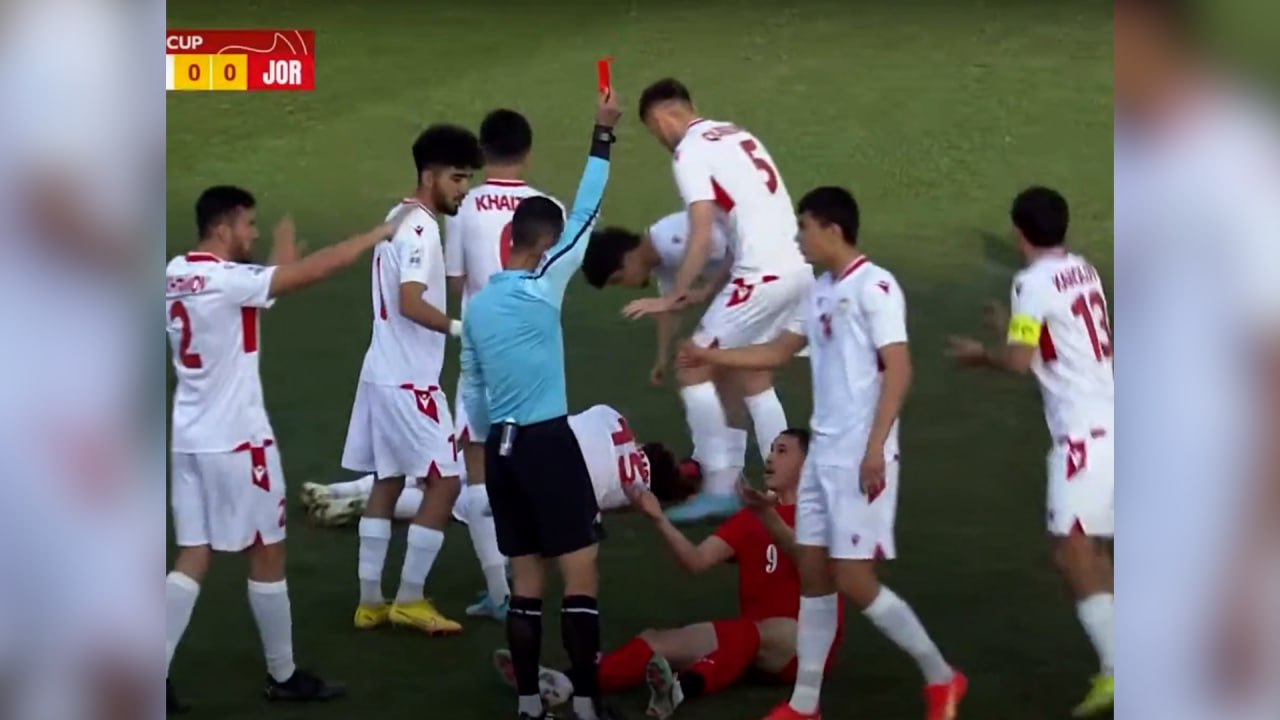 Игрока сборной Иордании удалили на пятой секунде матча за удар соперника ногой в голову