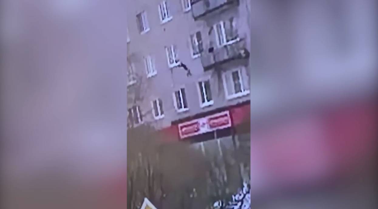 Четырёхлетний мальчик выпал из окна на козырёк магазина в Новгородской области