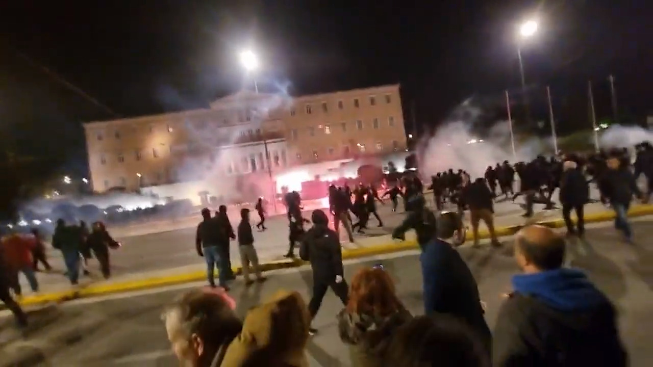 В Греции полиция разогнала акции протеста молодёжи из-за крушения поезда