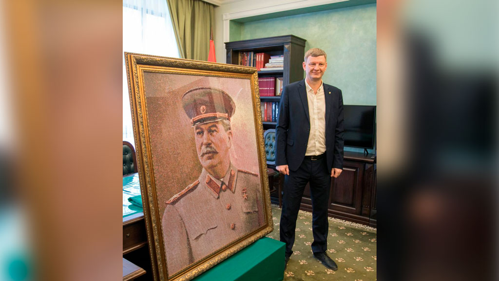 Волгоградец подарил музею портрет Сталина, созданный из 130 тысяч бусинок бисера