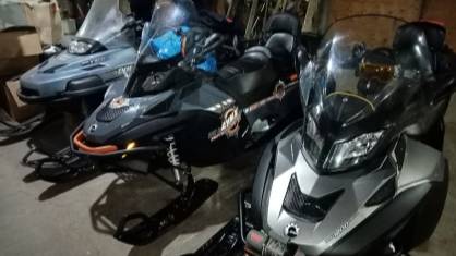 Снегоходы браконьеров, найденные при обыске. Фото © СУ СКР по региону.