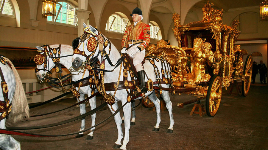 Из-за веса золотую королевскую карету приходится запрягать восьмёркой лошадей. Фото © Wikimedia Commons / Steve F-E-Cameron