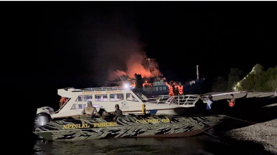 На Филиппинах в результате пожара на пассажирском судне погибло 12 человек. Фото © Twitter / CNN Philippines