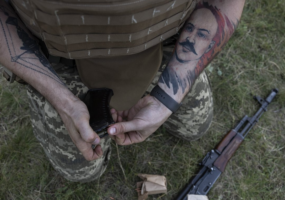 Татуировка бойца "Азова" с Чарльзом Бронсоном. Фото © "Лента.ру"