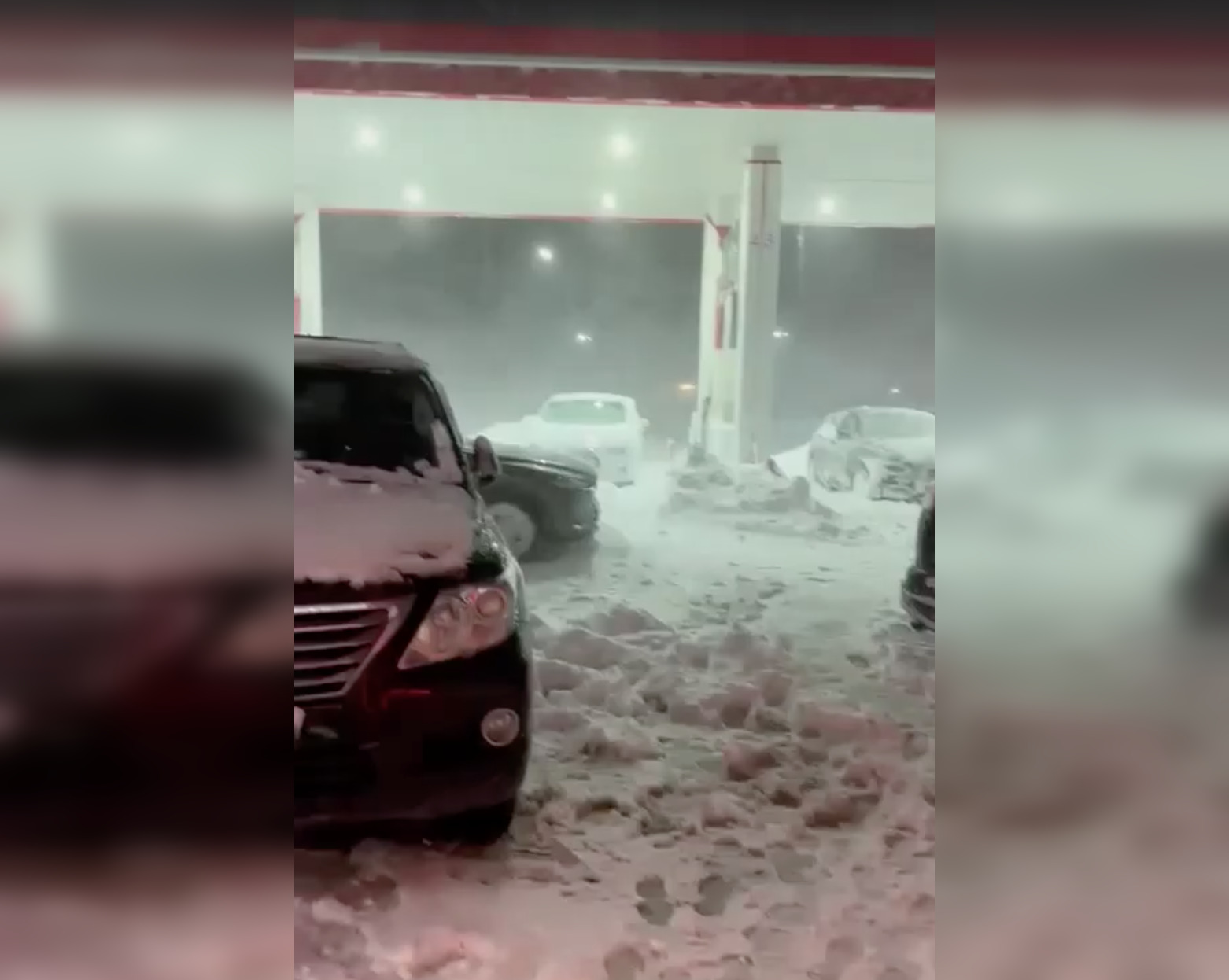 Режут отбойники: Сотни машин застряли в снежном плену на трассе под Ростовом из-за метели