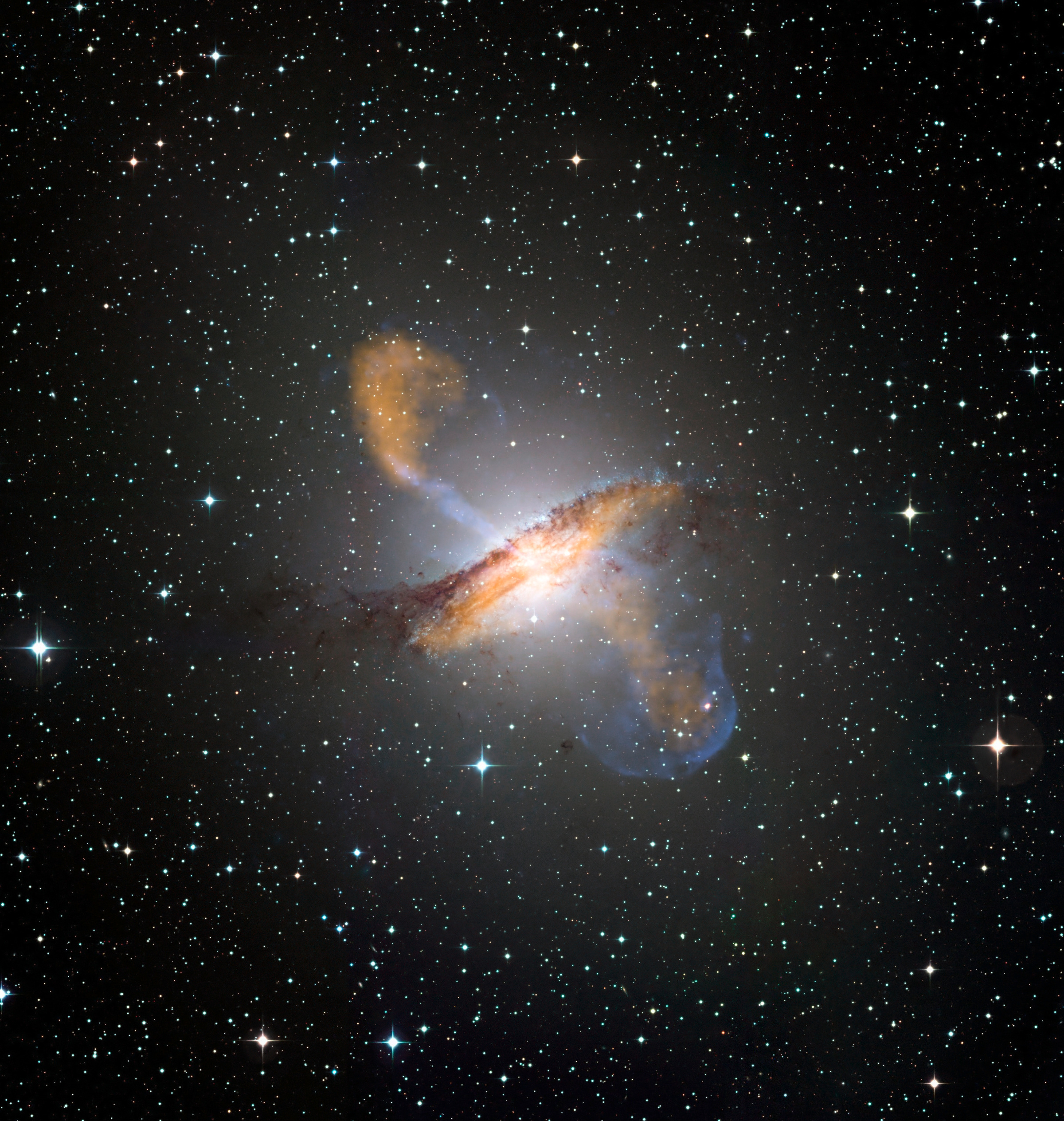 Галактика Центавр А с идущими от неё релятивистскими струями плазмы. Фото © Европейская южная обсерватория