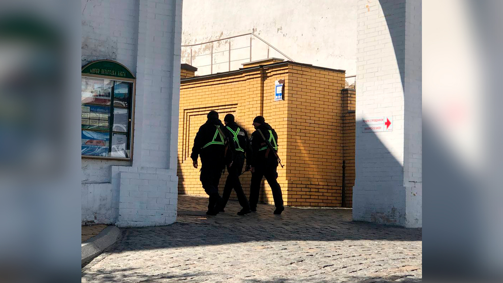 Полицейские с автоматами на территории Киево-Печерской лавры. Фото © Telegram / УПЦ