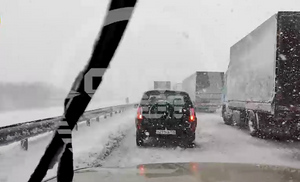 Тысячи машин оказались в снежном плену на трассе М4 "Дон" 