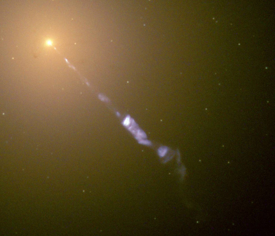 Активная эллиптическая галактика M87, из центра которой вырывается релятивистская струя плазмы. Фото © Wikipedia