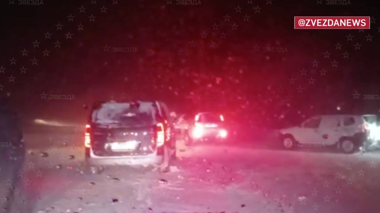 Ситуация аховая: Пленники снежной бури на дороге в Териберку показали белый ад с затором из 40 машин