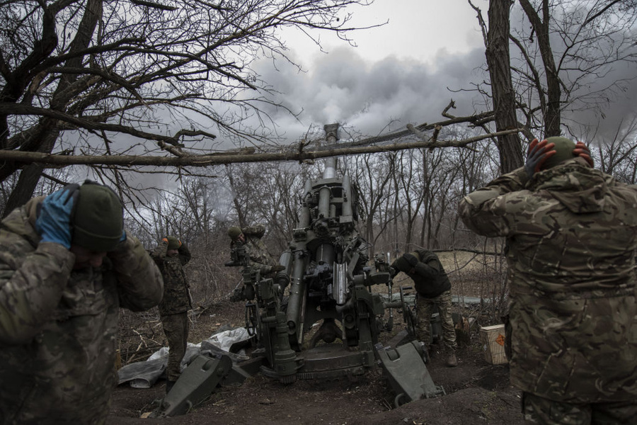 <p>Украинские военные ведут огонь из артиллерийской гаубицы M777. Обложка  Getty Images / Narciso Contreras</p>