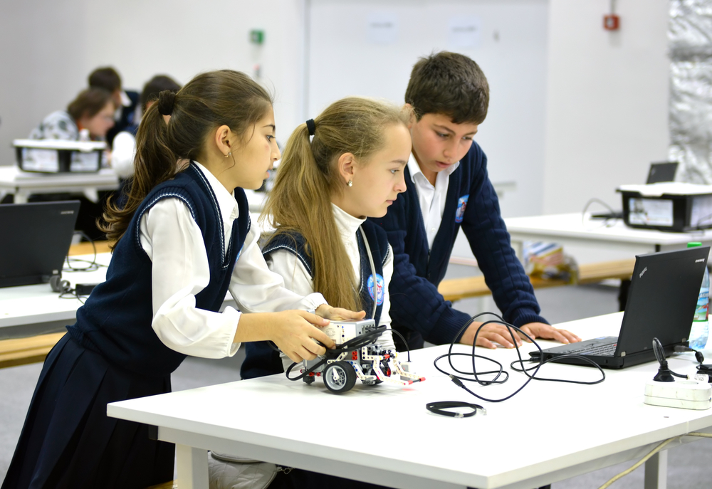 В Госдуме предложили учить школьников основам программирования беспилотников