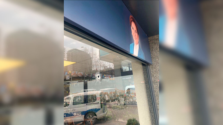 На одном из окон офиса видно след от пули. Обложка © Twitter / Ekrem İmamoğlu