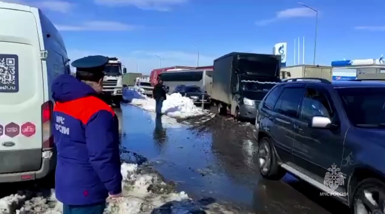 На трассе М4 "Дон", где тысячи авто оказались в снежном плену, полностью восстановили движение