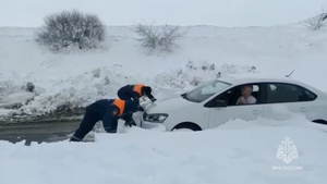 На трассе М4 "Дон", где тысячи машин оказались в снежном плену, началось движение в обе стороны