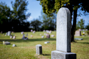 В Бразилии могильщики услышали крики на кладбище и нашли заживо похороненную женщину