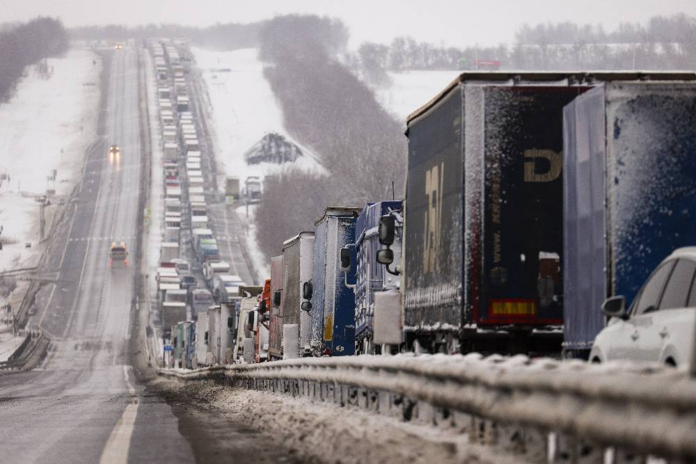 Более 30 автобусов с сотнями пассажиров застряло в пробке из-за снегопада на трассе 