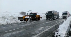 Первые фуры начали вызволять из снежного плена на трассе М4 "Дон"