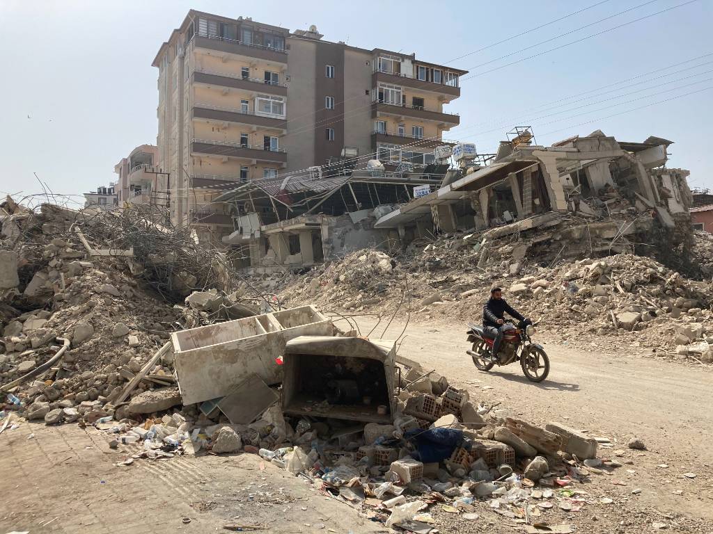 Число жертв землетрясений в Турции достигло почти 46 тысяч человек