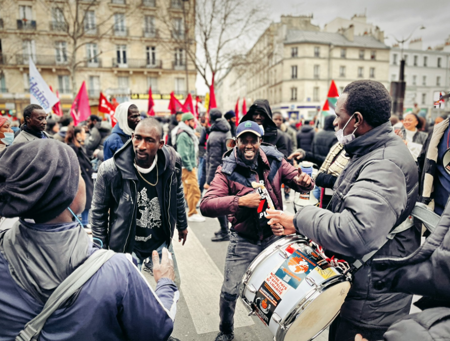 В Париже мигранты протестуют против упрощения депортации. Фото © Twitter / Eric Coquerel