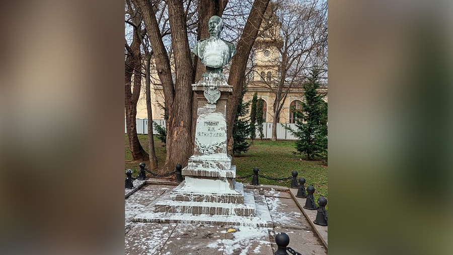 Осквернённый в Варне бюст графа Николая Игнатьева. Обложка © Facebook (признан экстремистской организацией и запрещён на территории Российской Федерации) / Забелязано във Варна и Областта