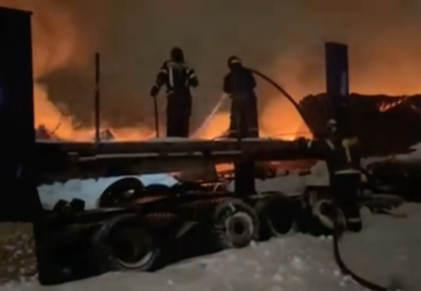 Звуки взрывов доносятся из горящего в Москве склада с декорациями