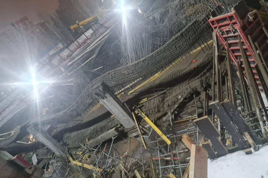 Рухнувшие этажи строительной конструкции. Обложка © Telegram / ПРОКУРАТУРА МОСКВЫ