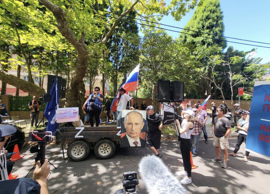 Австралийцы с триколорами и портретами Путина устроили танцы под легендарный хит Moskau