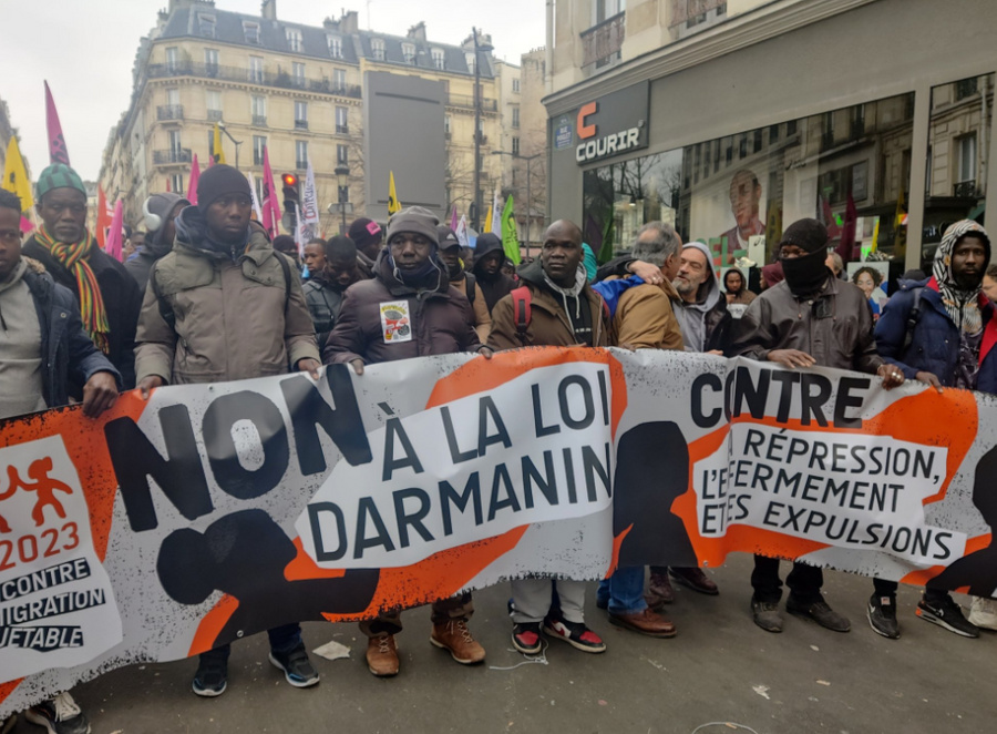 В Париже мигранты протестуют против упрощения депортации. Фото © Twitter / Romain Philips