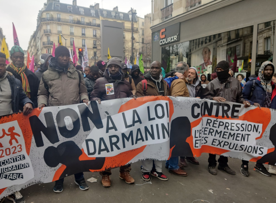 Париж захлестнули протесты мигрантов из-за упрощения депортации