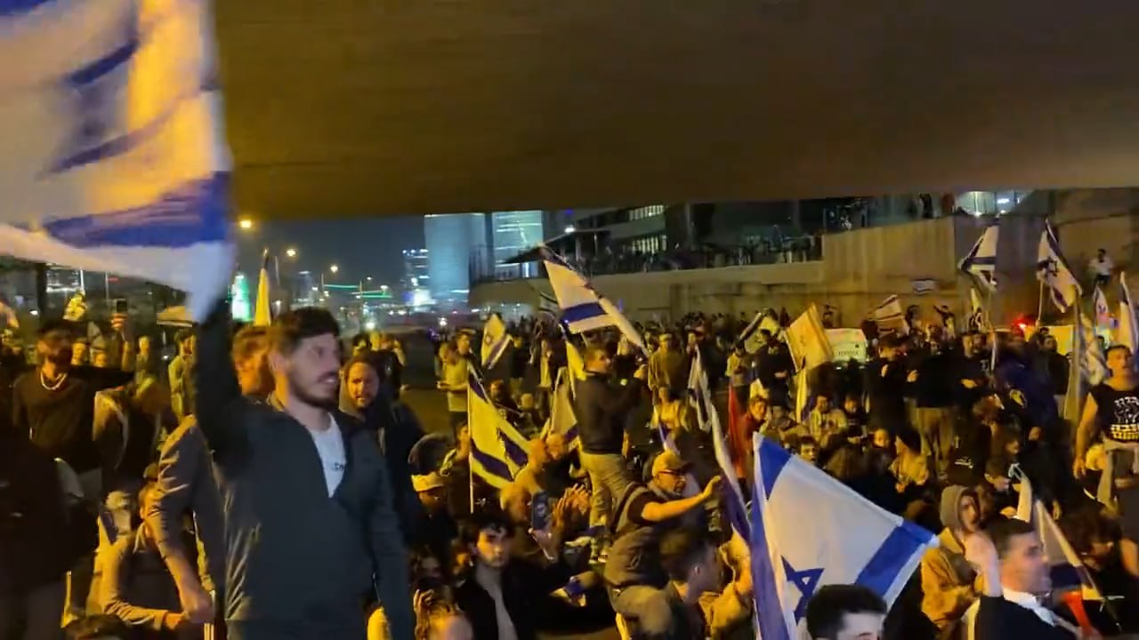 Сотни тысяч жителей Израиля вышли на акции протеста из-за судебной реформы
