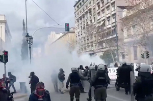 Многотысячные протесты в Афинах из-за жуткой катастрофы поездов разогнали гранатами и газом
