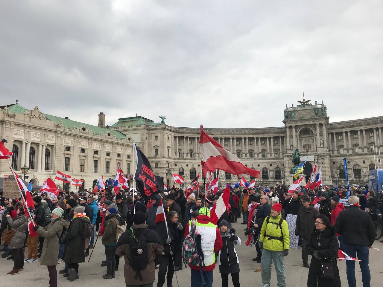 Митинг против поставок оружия Украине в Вене. Фото © Twitter / Martin-BW
