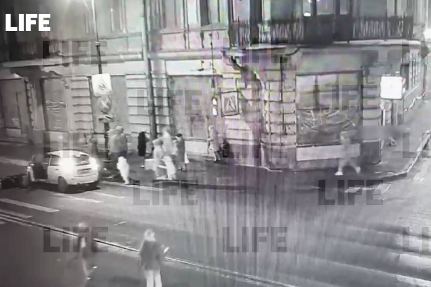 Момент наезда автоледи-рецидивистки в Петербурге на мать с ребёнком в коляске попал на видео