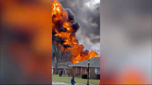 Охваченный огнём бензовоз взорвался и спалил несколько домов в США