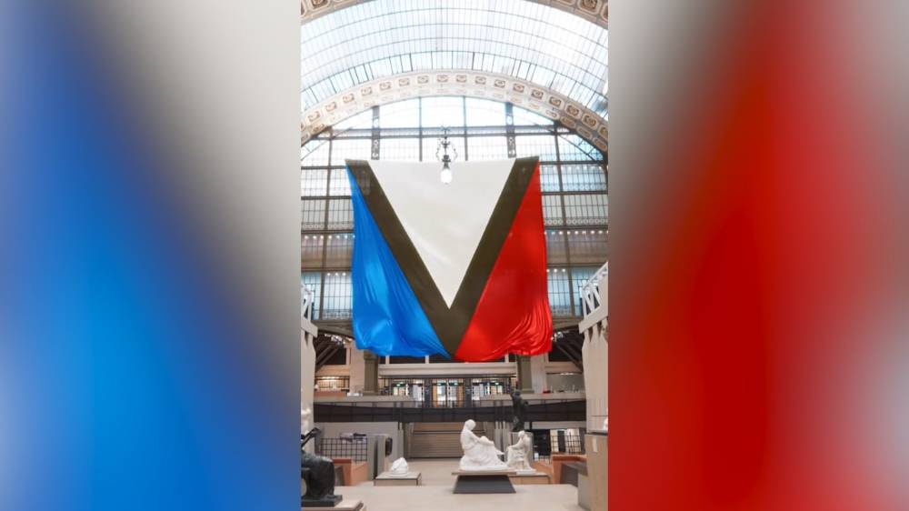 В офисе Зеленского увидели поддержку Москвы из-за новой рекламы Louis Vuitton