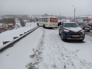 Автобус с пассажирами едва не упал с горы под Нижним Новгородом