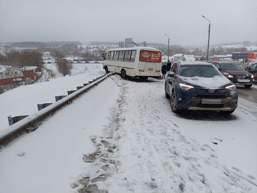 Последствия ДТП с автобусом в Нижегородской области. Обложка © VK / "НАШЕПТАЛИ КСТОВО"