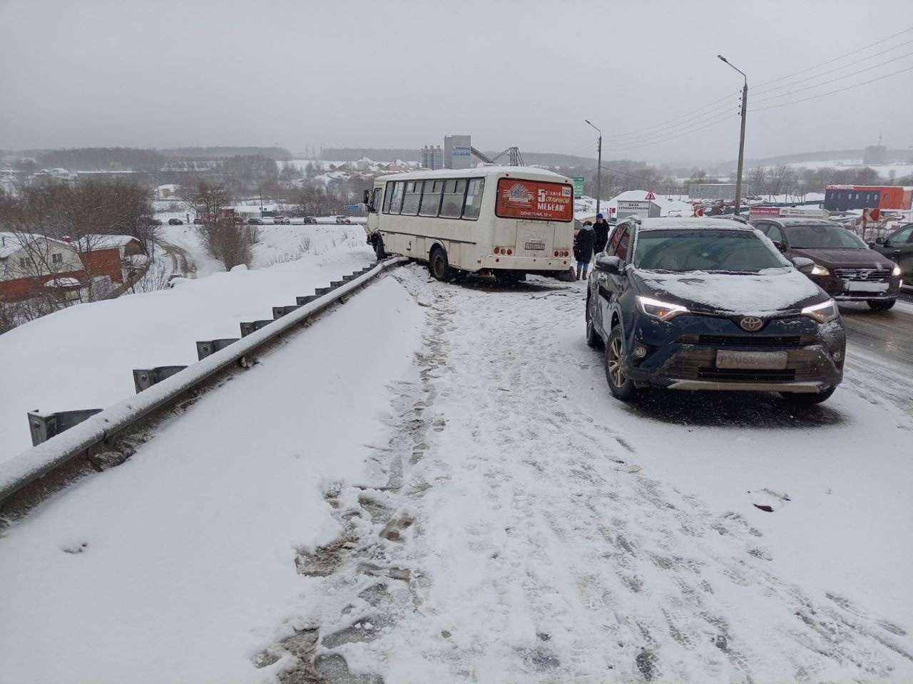 Автобус с пассажирами едва не упал с горы под Нижним Новгородом