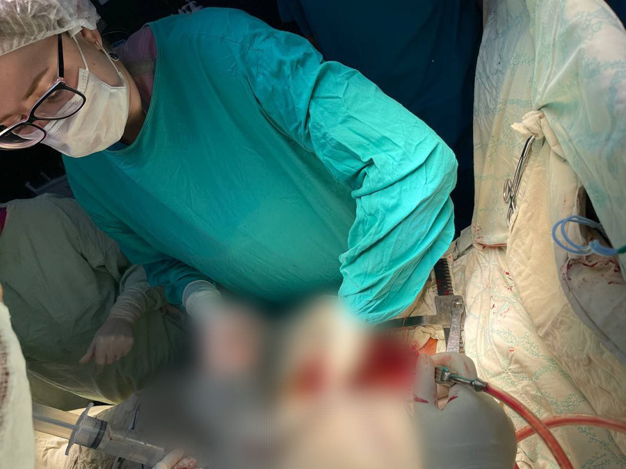 Процесс операции по извлечению пули из сердца пациента. Фото © Telegram / Минздрав ДНР