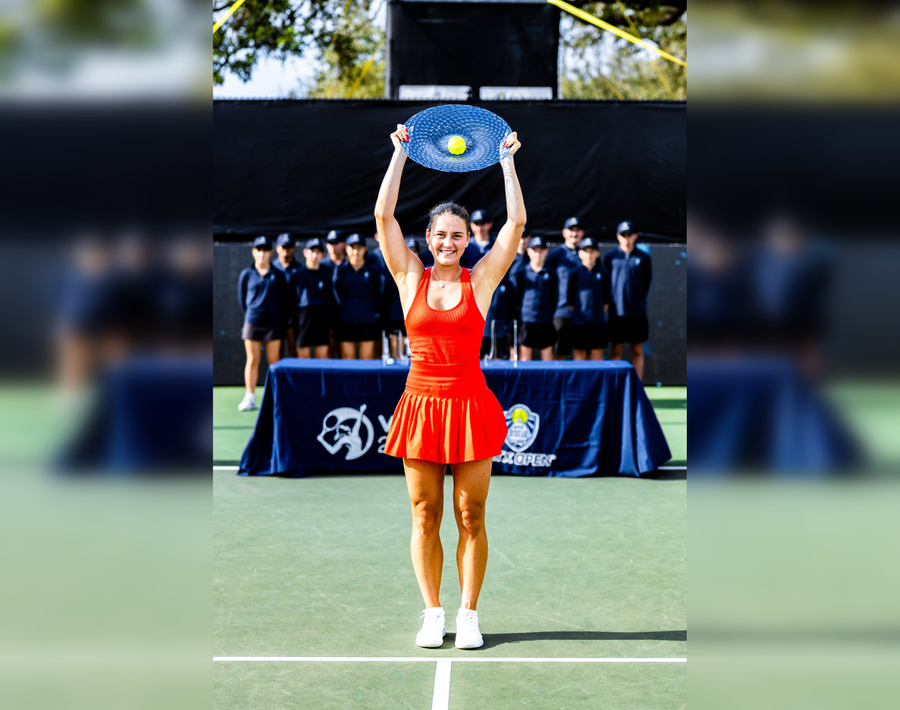 Марта Костюк с чемпионским призом в Остине. Обложка © Twitter / wta