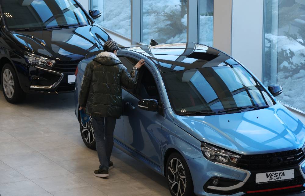 Продажи новых легковых автомобилей и LCV в России в феврале упали на 62,1%