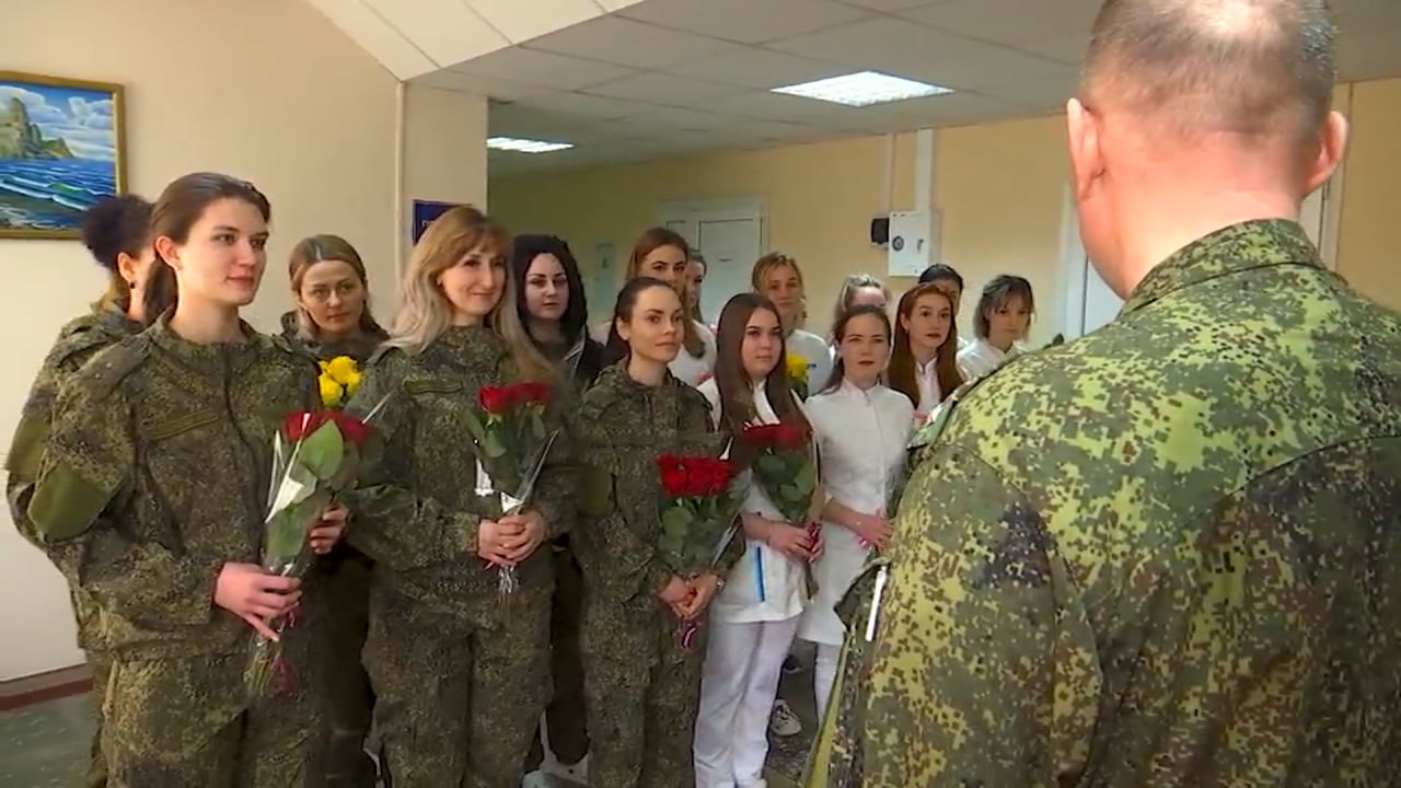 Спасибо, что вы у нас есть: Военнослужащие ЗВО поздравили коллег-женщин с наступающим 8 Марта