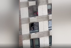 Квартира полыхает на 23-м этаже высотки в Москве, жильцы молят о помощи из окна