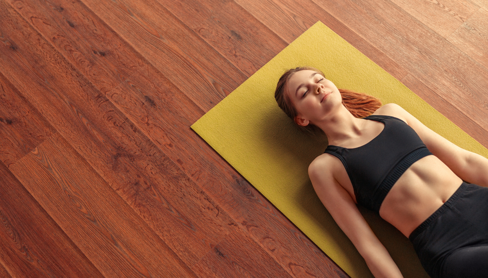 Упражнения для красивой осанки можно делать дома на коврике для занятия фитнесом. Фото © Shutterstock