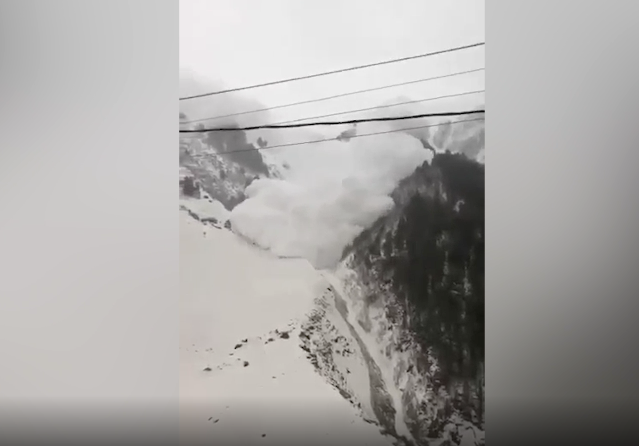 На видео попал ужасающий сход лавин в Дагестане