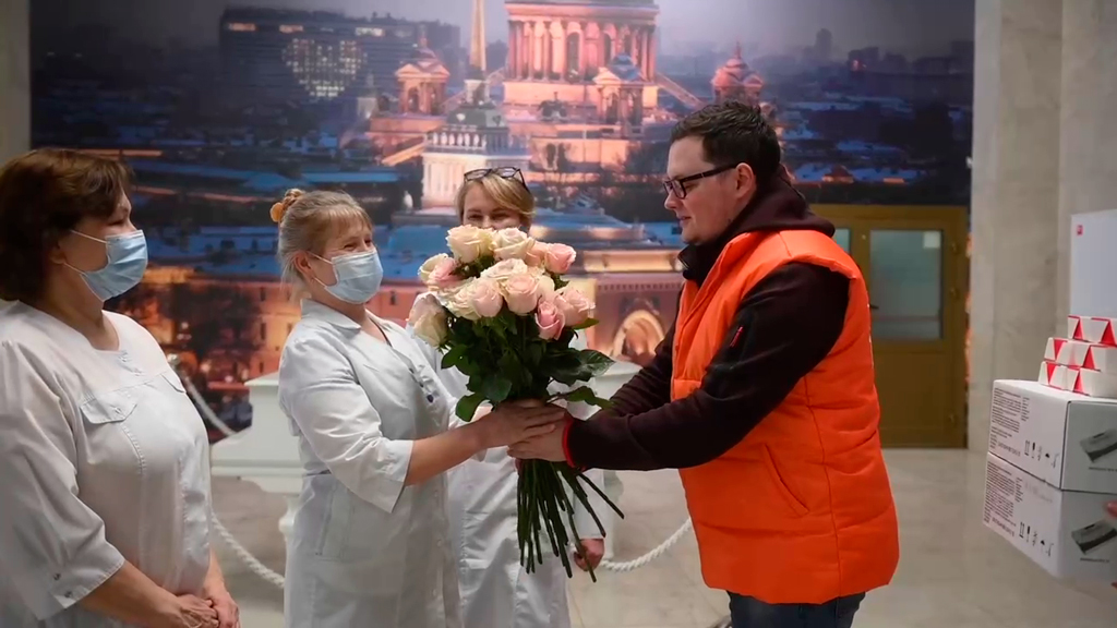 Волонтёры "Мы вместе" поздравили с 8 Марта женщин-медиков Петербурга