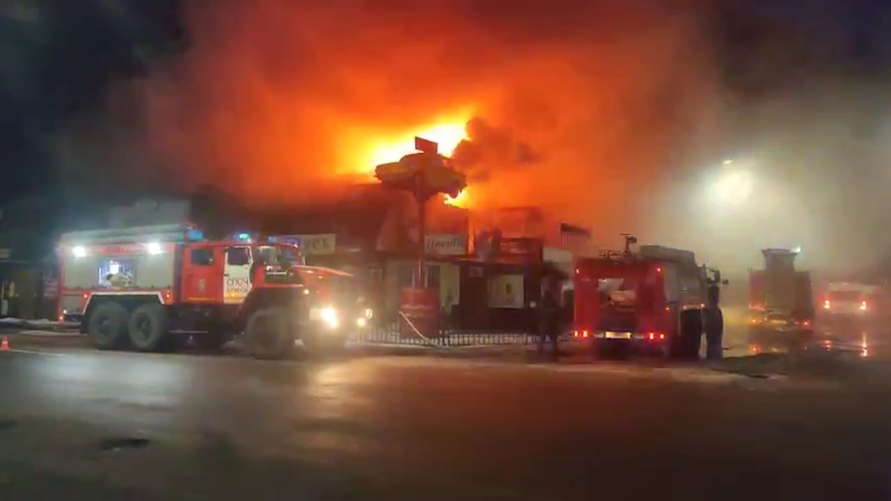 Огонь охватил здание с домом отдыха, магазинами и автосервисом в Брянской области